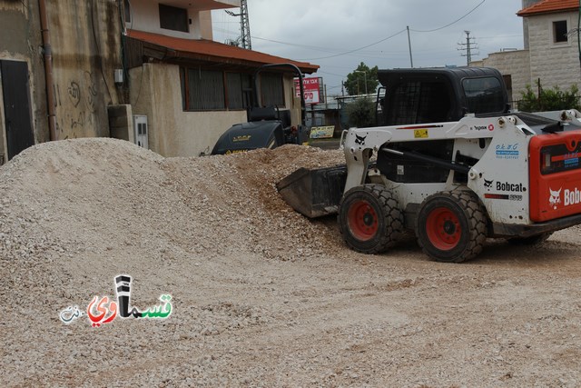  كوبي الون مديرعام  بلدية كفرقاسم يُشرف على تعبيد شوارع وأزقة الحي الشرقي والسكان  واخير في حدا سال عنا كنا انفكر انه احنا من اورانيت  